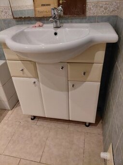 Kopelnova skrinka s umyvadlem 75 cm