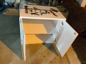 Prosklená vitrína - skříň prodejni nová vysoký lesk