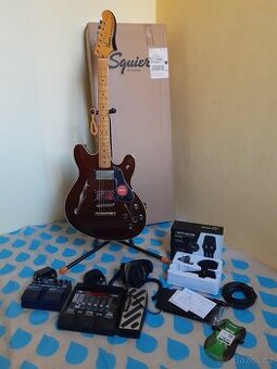 Squier Starcaster + efektor, looper, mikrofon, sluchátka.