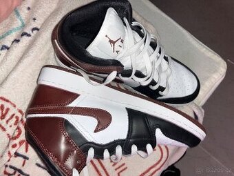 Air Jordan 1 Mid (Bordeaux/Black) – Velikost 41