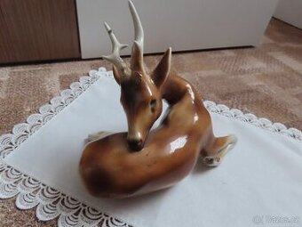Porcelánová soška ležícího srnce
