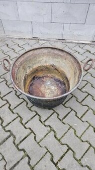 Velký měděný kotel