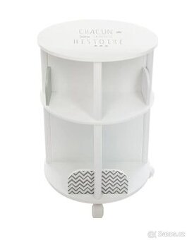 Dětská dřevěná otočná knihovna.