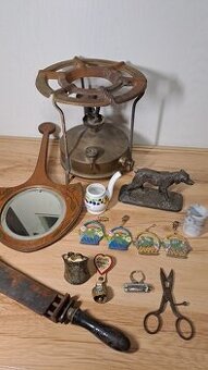 STARÉ MOSAZNÉ,LITINOVÉ A DŘEVĚNÉ soška,vařič ,zrcátko