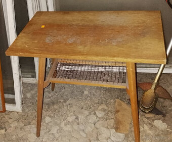 Dřevěný konferenční stolek