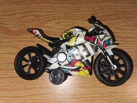 Hračka - kapotážovaná motorka, figurka na skateboardu - 1