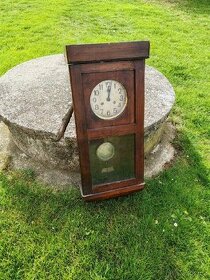 Staré dřevěné nástěnné hodiny