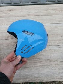 dětskou lyžařskou přilbu - helmu za 150kč