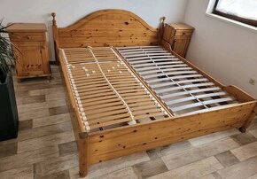 Dřevěná postel s nočními stolky