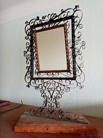 Staré výklopné kované zrcadlo