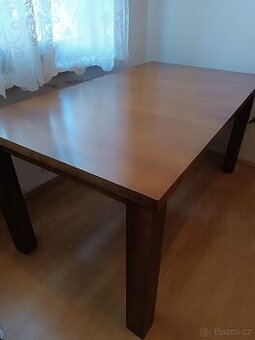 Prodám masivní málo užívaný rozkládací jídelní stůl