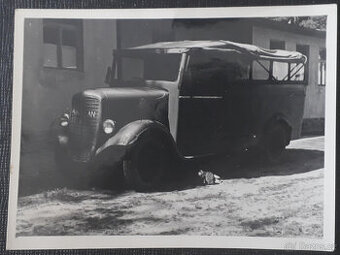 Praga AN - autobus s plachtou - stará čb fotografie