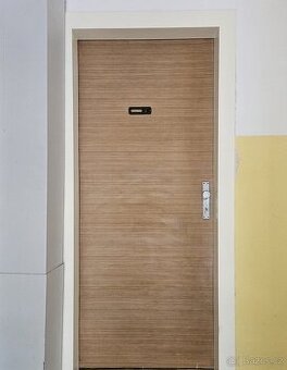 Vchodové panelákové dveře 80 Cm + kování a kukátko