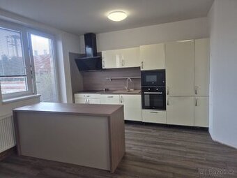 Moderní kuchyňská linka s ostrůvkem a spotřebiči Beko – 5 le