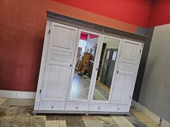 Celodřevená Skříň