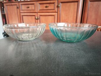 Dvě staré skleněné misky.