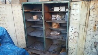 Plechová uzamykatelná skříň na strojní vybavení