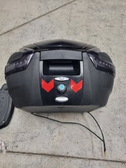 Kufr na motorku se světli a plotnou.