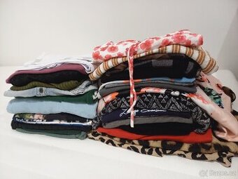 Balík oblečení S/M daruji za odvoz