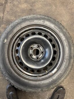 Plechové disky se zimní pneu.