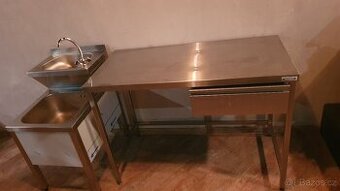 Nerezový stůl se zásuvkou