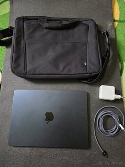 Apple MacBook Air 13" s čipem M2 v elegantní temně inkousto