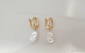 Visací perlové náušnice (bižuterie)