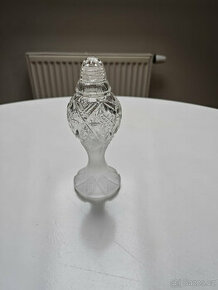 Broušená ozdobná nádoba na likér či jinou tekutinu
