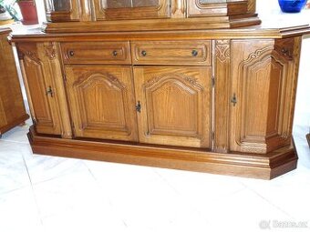 čtyř dveřová komoda v rustikálním stylu