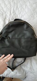 Koženkový dámský batůžek