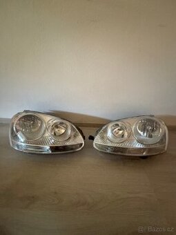 VW Golf 5 – přední světlomety (rozleštěné, pěkný stav)