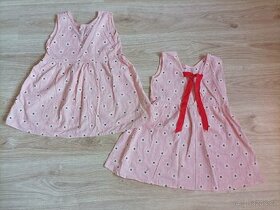 Růžové kytičkové šaty pro dvojčata 140