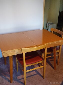 Rozkládací jídelní stůl+ 3 židle