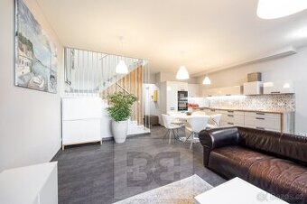 Pronájem mezonetového bytu 4+kk s předzahrádkou a garáží – P