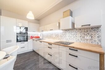 Pronájem mezonetového bytu 4+kk s předzahrádkou a garáží – P