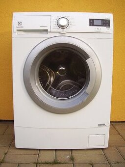 Úzká pračka ELECTROLUX