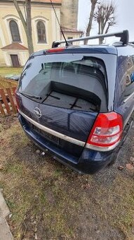 Opel zafira r. 2010 zadni celo