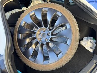 Sada 21″ kol Uberturbine a zimních pneumatik - Tesla Y