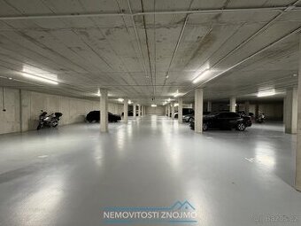 K dlouhodobému pronájmu  garážové stání v Rezidenci Kosmákov