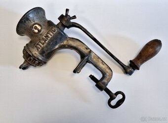 Starý litinový mlýnek na maso Atlantic