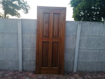 Velké dřevěné dveře