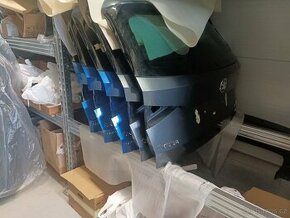 Škoda Kodiaq před lift - dveře kufru šedá, modrá barva