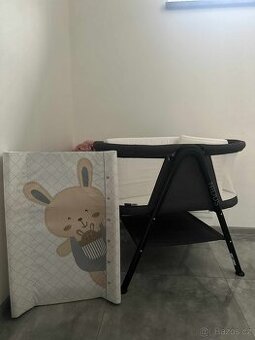 Dětská postýlka , klíny pod hlavu +přebalovací podložka