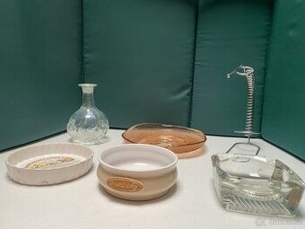 Mix dekorativních předmětů – sklo, keramika, stojan na víno
