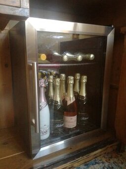 PRODÁM PROSKLENOU LEDNICI