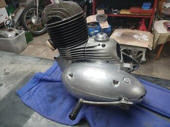 Motor Jawa 250/353 plně funkční ,patinovka