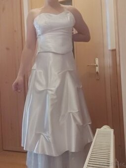 Sněhově bílé plesové / svatební šaty a doplňky