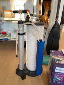 Pumpa na výměnu oleje či jiných kapalin svépomocí