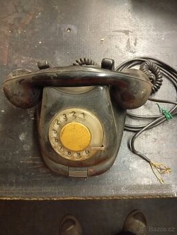 Starý bakelitovy telefon