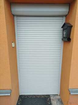 Roleta před vchodové dveře